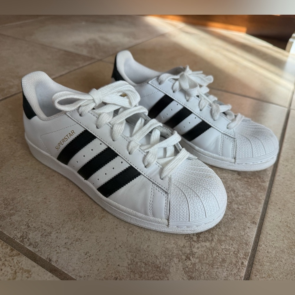 Women’s Adidas superstar shoes size 7.5. Gently used.